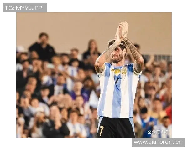 马内因背后犯规被VAR判罚黄牌引发争议球迷热议裁判判决合理性